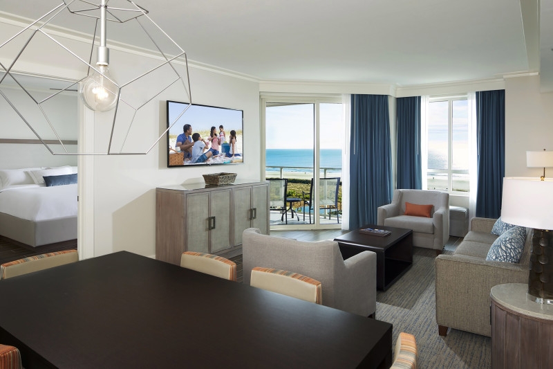 Oceanfront Suite Dining and living area